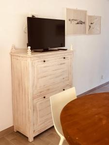TV a/nebo společenská místnost v ubytování Rodi Garganico + 31 fotografií