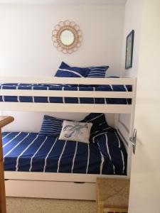 מיטה או מיטות קומותיים בחדר ב-Casa Platja d'en Robert