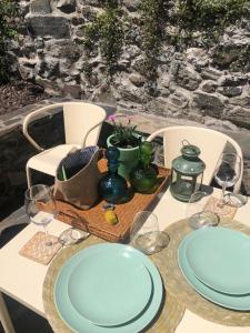 una mesa con dos platos azules y vasos en ella en Casa do Tuga en Bragança