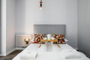 sypialnia z łóżkiem ze stołem w obiekcie Maraton Gardens Apartments by Renters w Poznaniu