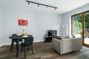 salon ze stołem i krzesłem w obiekcie Maraton Gardens Apartments by Renters w Poznaniu