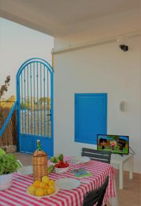 une salle à manger avec une table avec des fruits dessus dans l'établissement Claudia Vacanze, Torre San Giovanni - Salento- climatizzato, à Torre San Giovanni