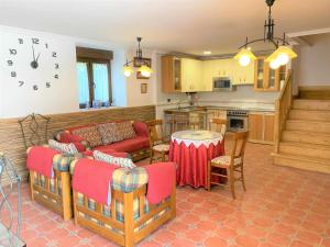 A kitchen or kitchenette at Casa Las Hortensias Hoznayo