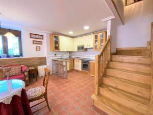A kitchen or kitchenette at Casa Las Hortensias Hoznayo