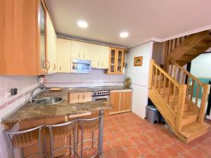 A kitchen or kitchenette at Casa Las Hortensias Hoznayo