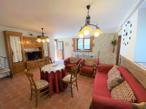 A kitchen or kitchenette at Casa Las Hortensias Hoznayo