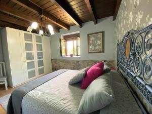 A bed or beds in a room at Casa Las Hortensias Hoznayo