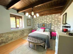 A bed or beds in a room at Casa Las Hortensias Hoznayo