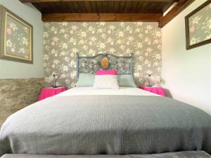A bed or beds in a room at Casa Las Hortensias Hoznayo