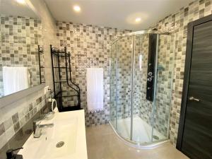 A bathroom at Casa Las Hortensias Hoznayo