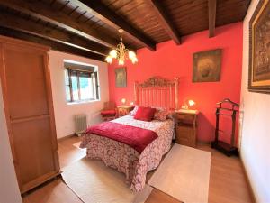 A bed or beds in a room at Casa Las Hortensias Hoznayo