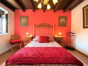 A bed or beds in a room at Casa Las Hortensias Hoznayo