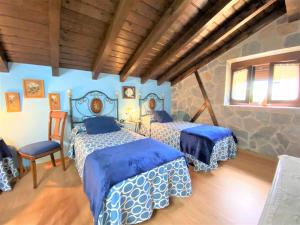 A bed or beds in a room at Casa Las Hortensias Hoznayo