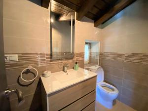 A bathroom at Casa Las Hortensias Hoznayo