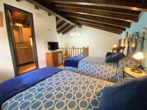 A bed or beds in a room at Casa Las Hortensias Hoznayo