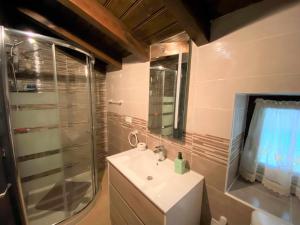 A bathroom at Casa Las Hortensias Hoznayo
