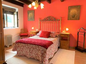 A bed or beds in a room at Casa Las Hortensias Hoznayo