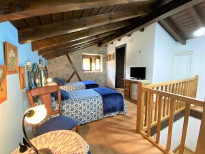 A bed or beds in a room at Casa Las Hortensias Hoznayo