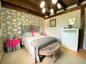 A bed or beds in a room at Casa Las Hortensias Hoznayo