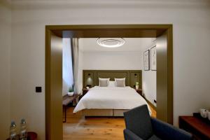 Een bed of bedden in een kamer bij Herbal Hotel Wrocław