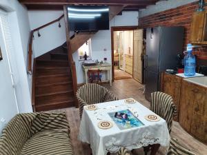 cocina con mesa, sillas y nevera en Modern and Old LODGE en Sofía