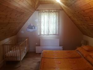Llit o llits en una habitació de Bottyahát guesthouse