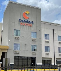 un edificio con un cartello sul lato di Comfort Suites Lake Charles a Lake Charles