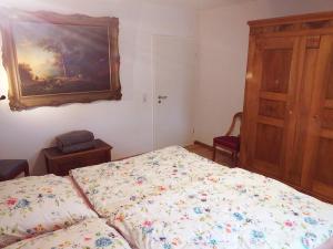 a bedroom with a bed and a painting on the wall at Ferienwohnung Am Michelsbach in Boppard
