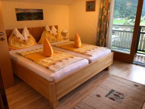 A bed or beds in a room at Gästehaus Dullnig