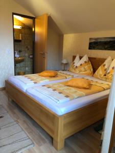 A bed or beds in a room at Gästehaus Dullnig