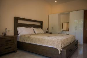 Tempat tidur dalam kamar di Casa Coco de Mer 2