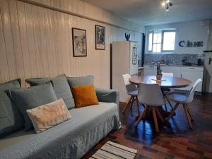 een woonkamer met een bank en een tafel bij Appartamento tra Lago e natura in Sesto Calende