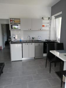 Кухня или мини-кухня в Apartment "MANNA
