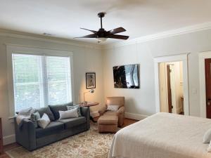 Μια τηλεόραση ή/και κέντρο ψυχαγωγίας στο Gillen House Bed and Breakfast