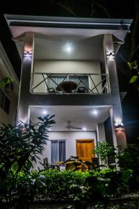 een gebouw met een balkon met een tafel en stoelen bij Casa Coco de Mer 1 in Tamarindo
