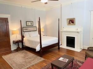 um quarto com uma cama e uma lareira em Gillen House Bed and Breakfast em Maxeys