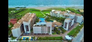 an aerial view of a resort on the beach at Beach Living - Porto das Dunas - Ap Terreo 200m Beach Park PÉ NA AREIA in Aquiraz
