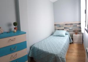 een slaapkamer met een bed en een dressoir bij Disfruta Teruel in Teruel