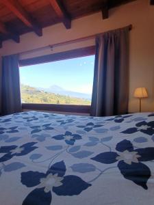 1 dormitorio con cama y ventana grande en Apartamento Mencey de StarApsTenerife, en Sauzal