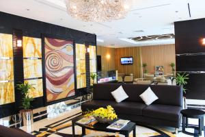 ein Wohnzimmer mit einem Sofa und einem Tisch in der Unterkunft Al Diar Sawa Hotel Apartments in Abu Dhabi