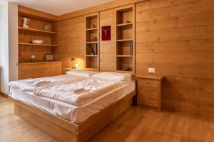 A bed or beds in a room at Casa Alverà