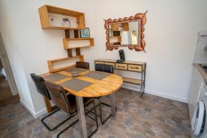 tavolo e sedie in cucina con specchio di Casa Cardiccia a Folelli Altre 9 foto