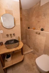 Casa Cardiccia في Folelli: حمام مع حوض ومرحاض ومرآة