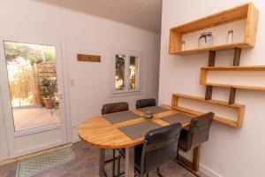 a dining room with a wooden table and chairs at Casa Cardiccia in Folelli