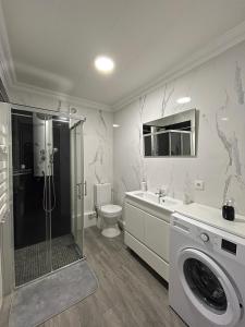 ヴィーラ・フランカ・ド・カンポにあるBeija Marのバスルーム(シャワー、トイレ、洗濯機付)