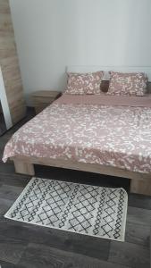Een bed of bedden in een kamer bij 3 rooms apartment Airy & Bright Garden