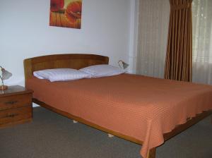 سرير أو أسرّة في غرفة في Federația Română de Scrimă - Hotel Floreta de Aur