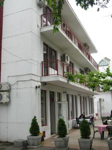 ブカレストにあるFederația Română de Scrimă - Hotel Floreta de Aurの白い建物