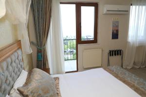A bed or beds in a room at Seahouse Suites