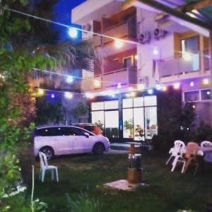 un coche blanco estacionado frente a una casa por la noche en Haciely Thermal Otel en Denizli